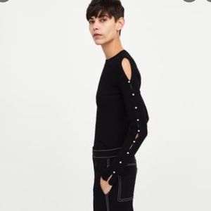 Zara TOP WITH PEARL BEAD EMBELLISHED SLEEVE SLITS
0/3519/003/800/02